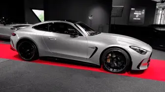 Télécharger la video: 哇塞！太好看了吧#AMG GT63