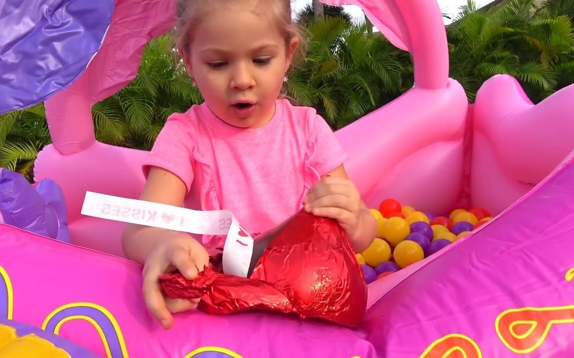 [图]Diana Pretend Play with Princess Carriage Inflatable Toy