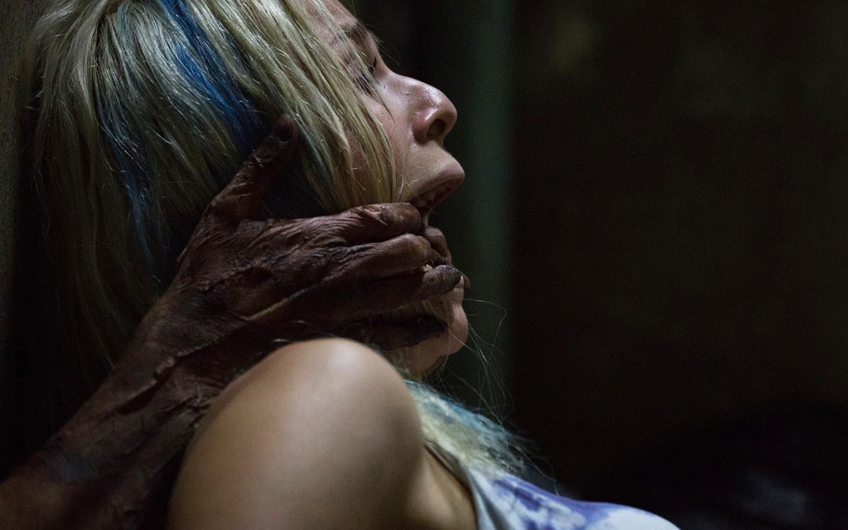 小情侣出国游玩遭人陷害妹子被恐怖缠身折磨无处不在惊悚恐怖电影鬼屋