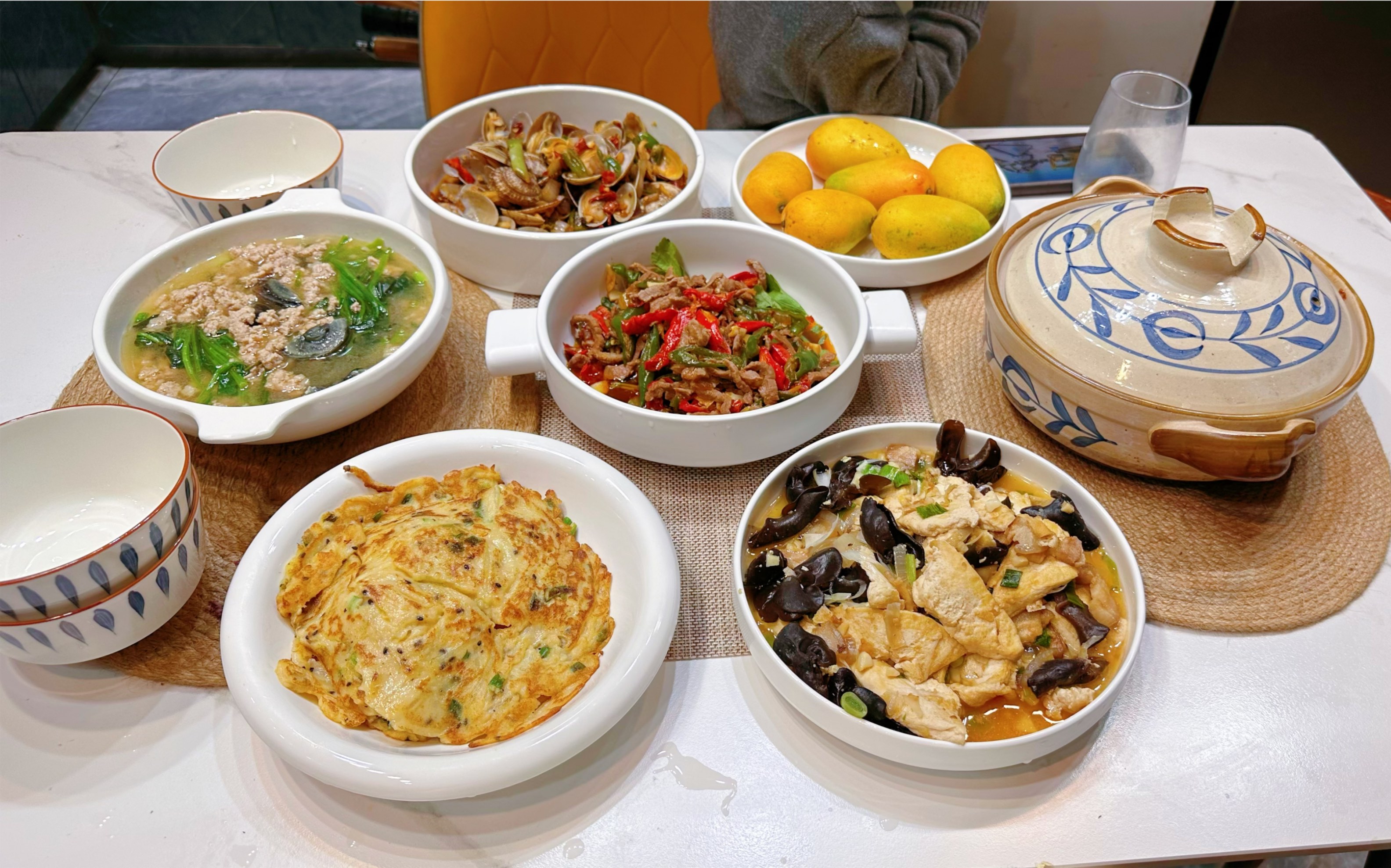 好丰盛的晚餐啊,五菜一汤,尤其干锅大虾麻辣入味,看着都流口水