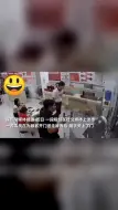 Télécharger la video: 男子送走顾客关门瞬间玻璃门碎成渣 手里握着门把手表情亮了