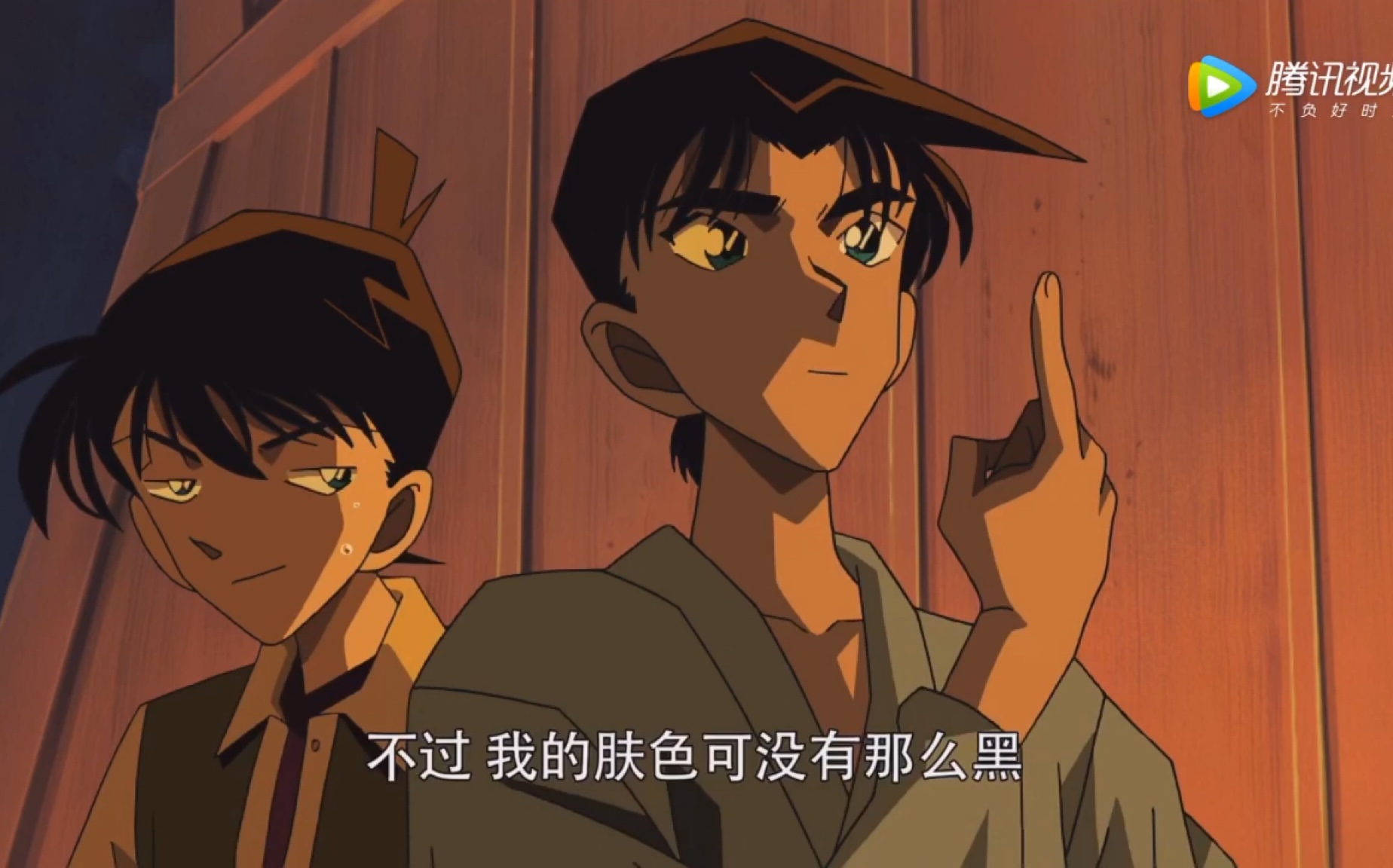 服部吐槽新一假扮自己肤色涂太黑…喂喂喂,怎么
