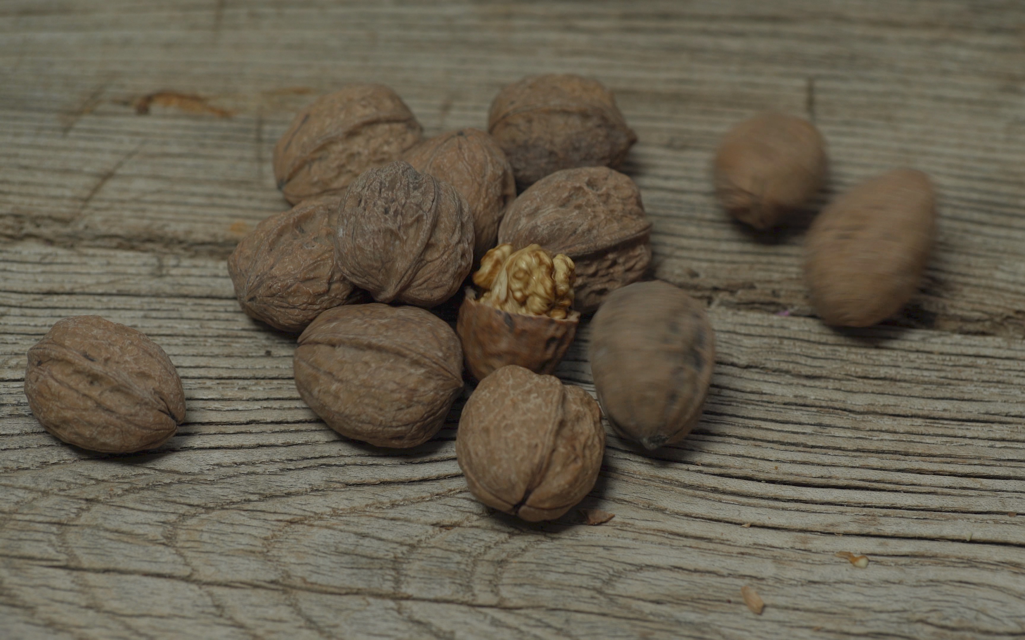 轻松剥新鲜核桃皮