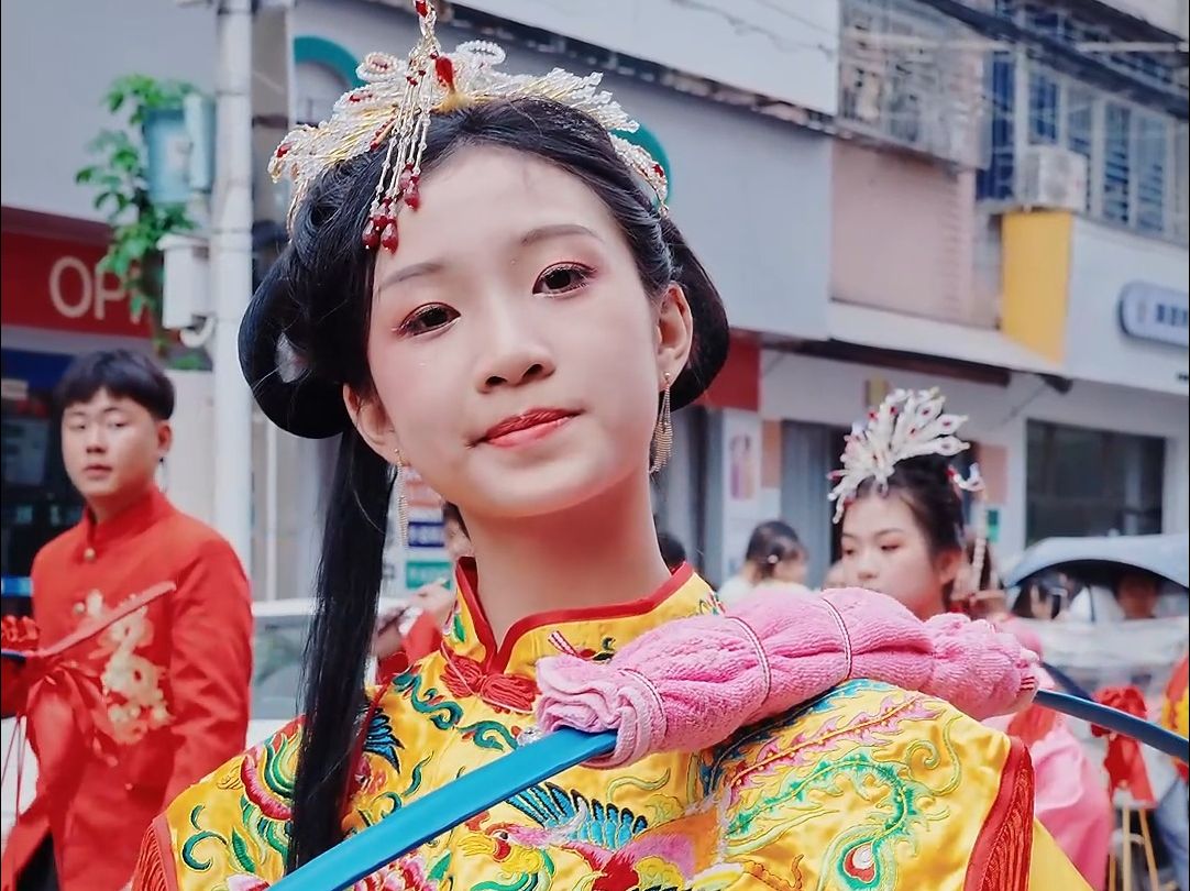 潮汕挑花篮美女撇嘴一笑!