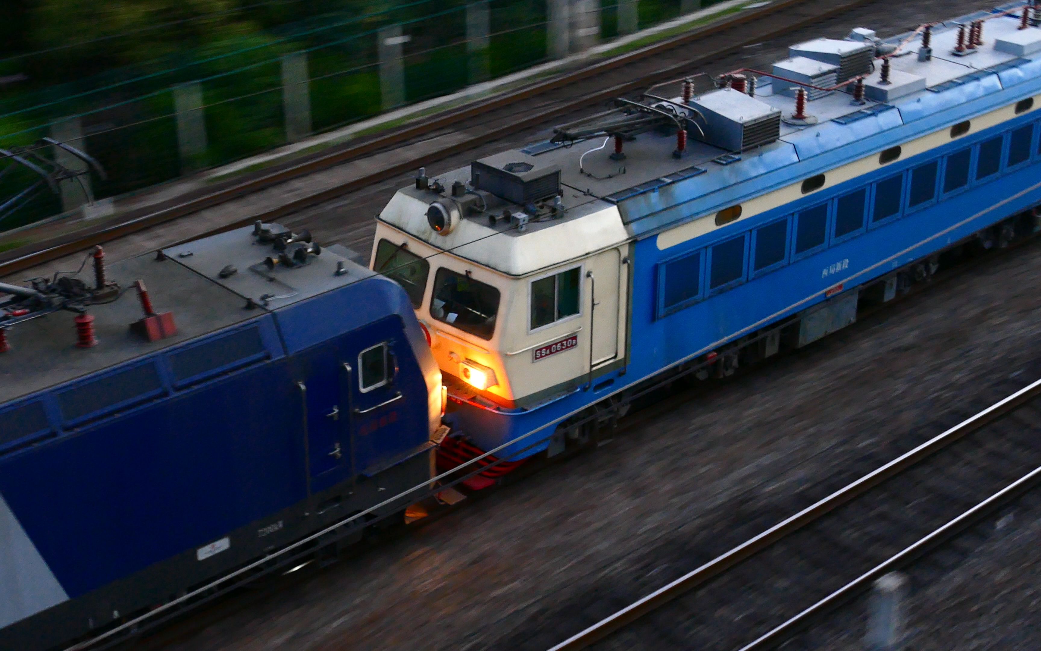 宝成铁路上行41068次与陇海电2飙车进宝鸡站