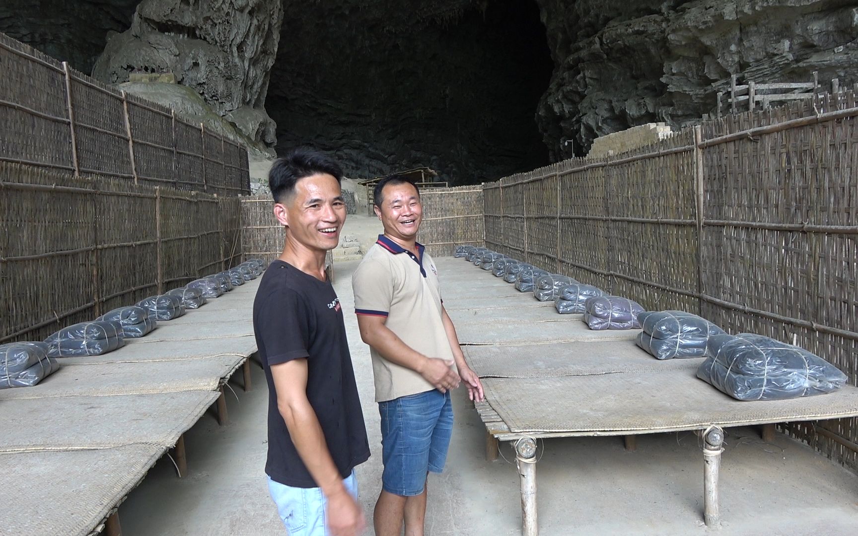 广西有个山洞,洞里建有大型竹子房,可容纳几百人居住哔哩哔哩bilibili