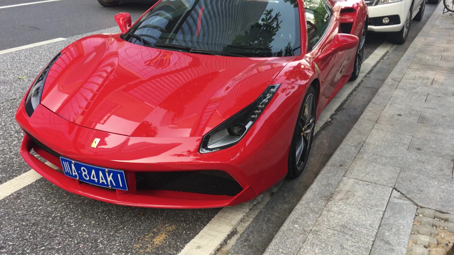 【广州街拍】v12与v8的法拉利--ferrari f12 berlinetta & ferrari