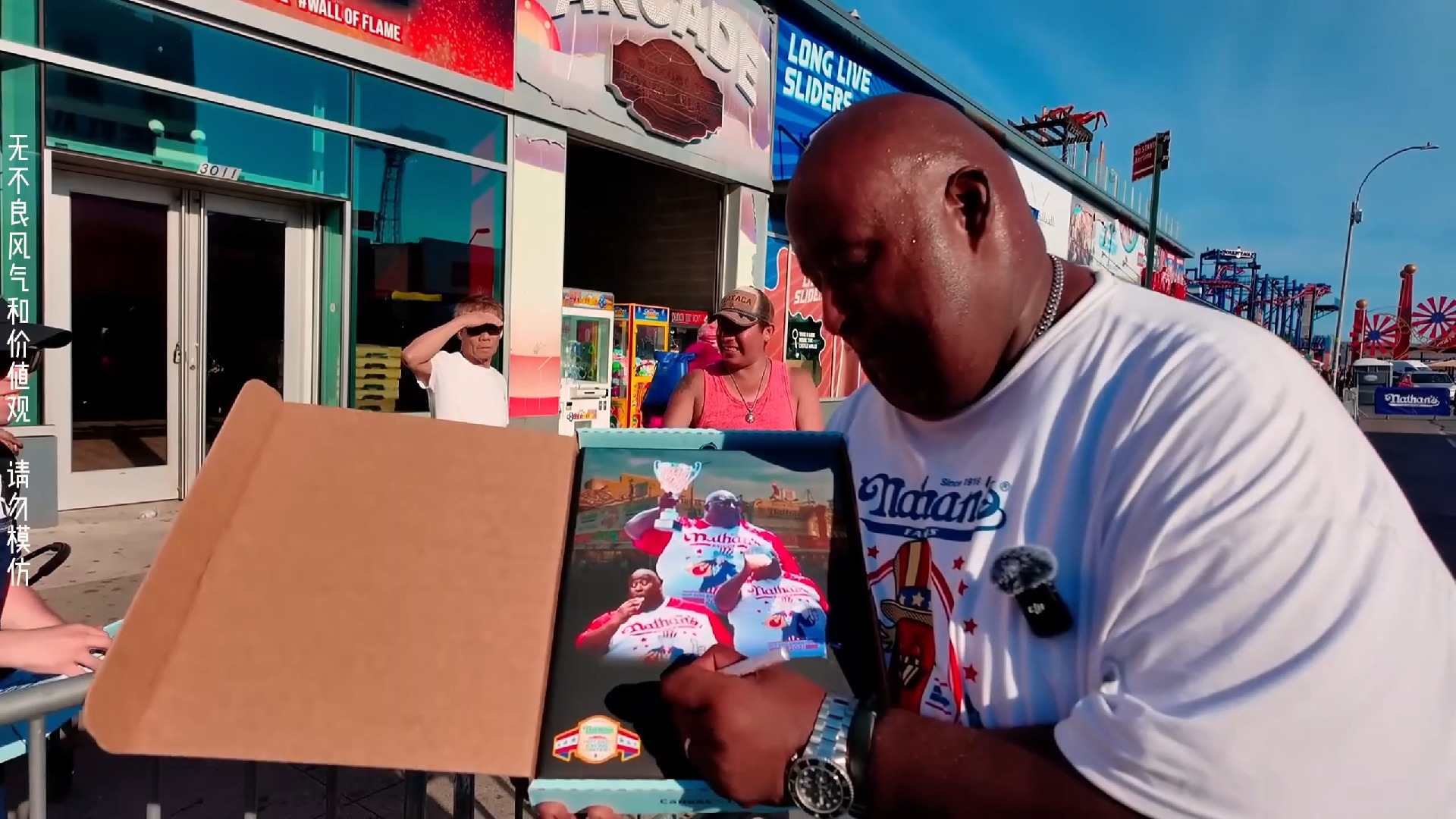 碳酸教父获得比赛冠军后偶遇广大粉丝合影,高兴的又豪饮1加仑饮料庆祝