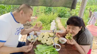 Скачать видео: 大东北三伏天，守着菜园吃早饭到底啥味道？网友：除了鲜就是香