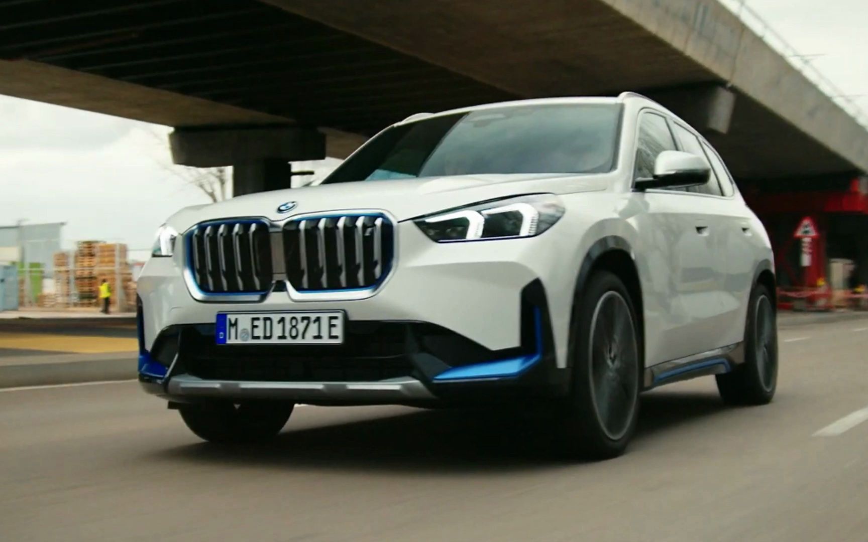 宝马x1改款后的中网比现款x3还要大,但我觉得不如现款的宝马x1更好看!