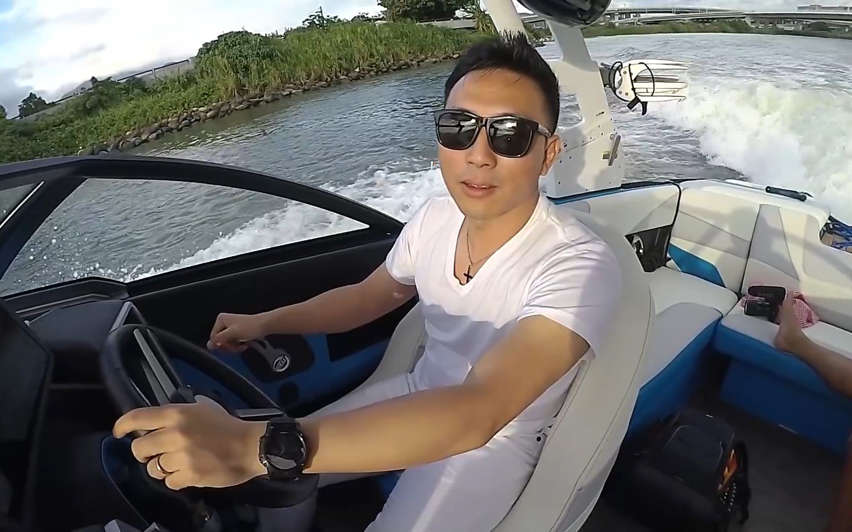 老司机:开船真的比开车好玩哦!大疆mavicpro极限宽板滑水