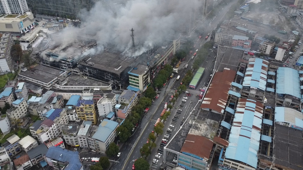 湘西吉首市民营小区起火,许多商户的物资被烧了,现场浓烟滚滚哔哩哔哩bilibili