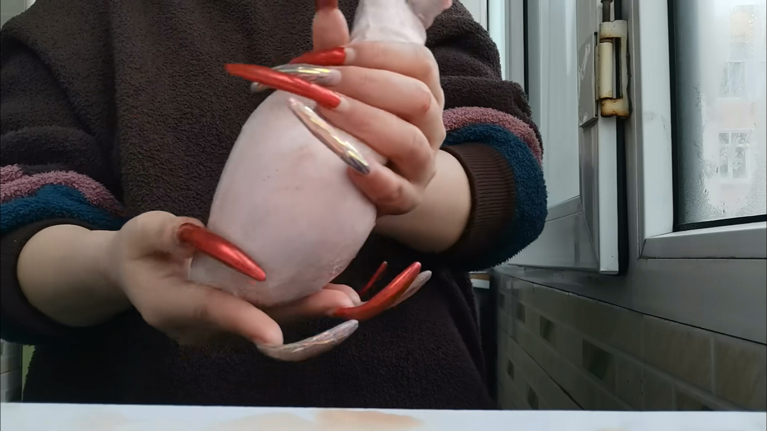 冷冷不知道在抓什么 不过长指甲怪好看的