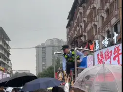 Скачать видео: 中国独有的松弛感，站岗民警秒变游客代拍，游客纷纷举着手机，警民在这一刻完成了接力