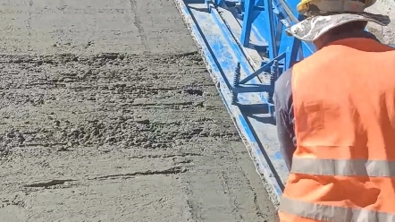 护坡摊铺机 自行走斜坡整平机护坡滑模摊平机 混凝土渠道衬砌机