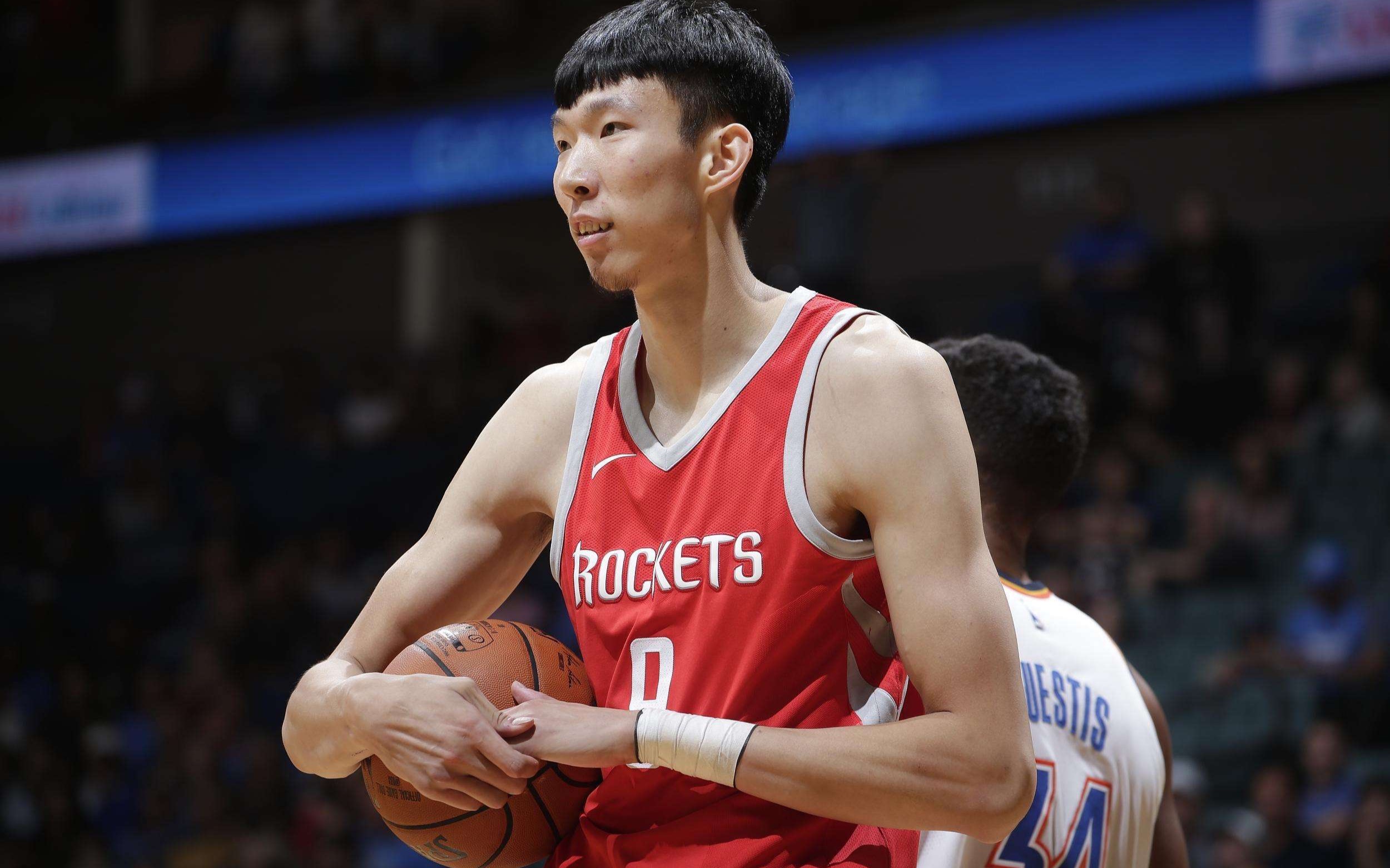 搞笑解说:nba发球也是大难题,周琦这球让教练无语了!