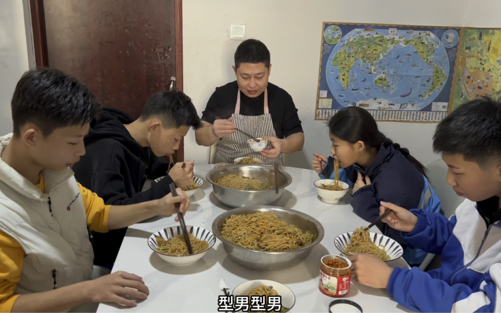 昨天周末 大弟二弟三弟去剪了头发 这次的发型怎么样?今天中午安排蒸面条 真香啊。-四胞胎的超级奶哥-四胞胎的超级奶哥-哔哩哔哩视频