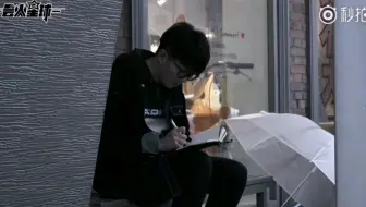 后来大家都喜欢叫你毛老师，爱你强大且不曾改变的三观，爱你温柔清醒不世故—“流过的眼泪不必擦干”“孤独有何不可”“改变的前提是接受”“接受不是妥协，放弃不是懦弱”