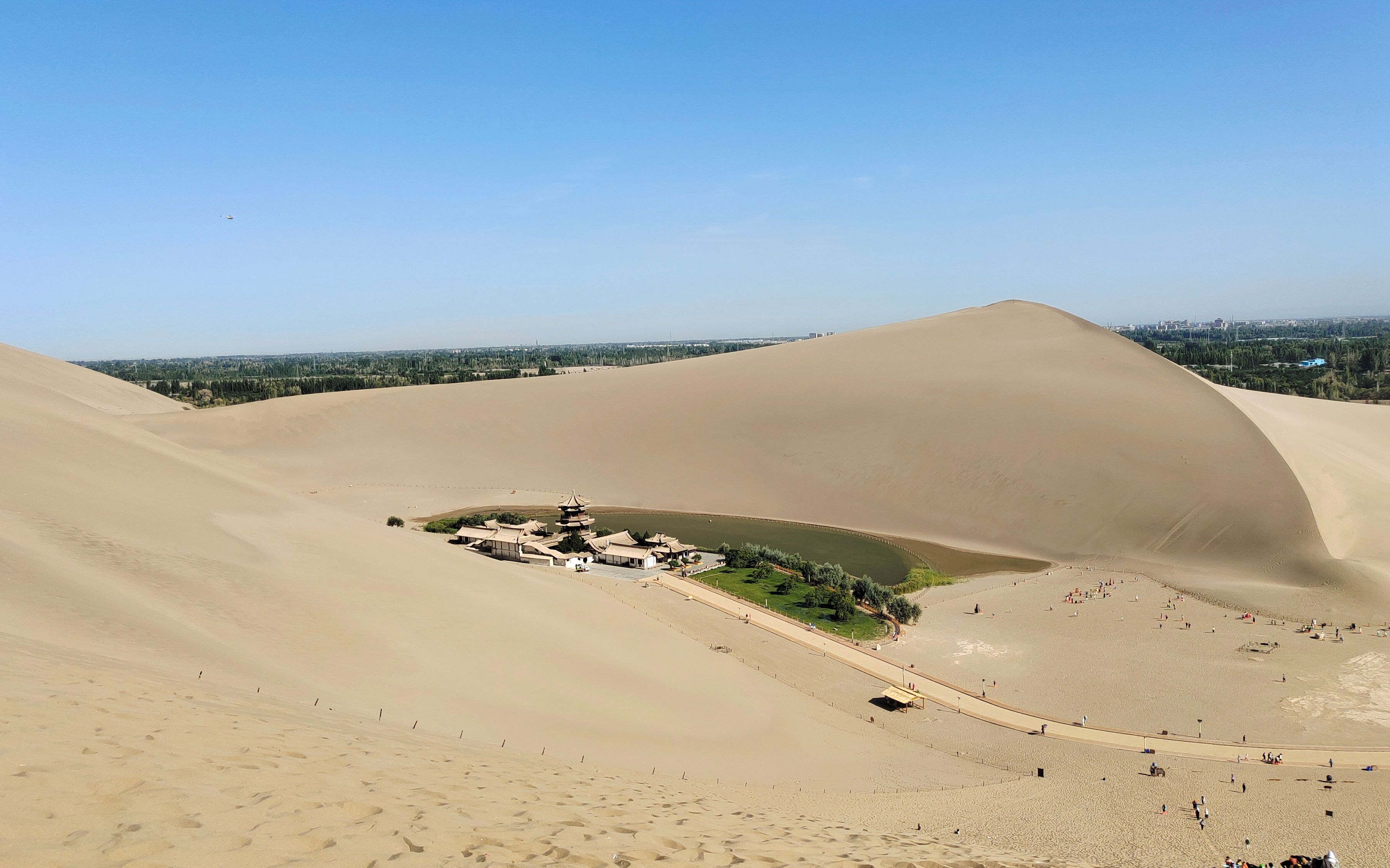 敦煌月牙泉,河西走廊"敦煌八景"之一,有"沙漠第一泉"之称