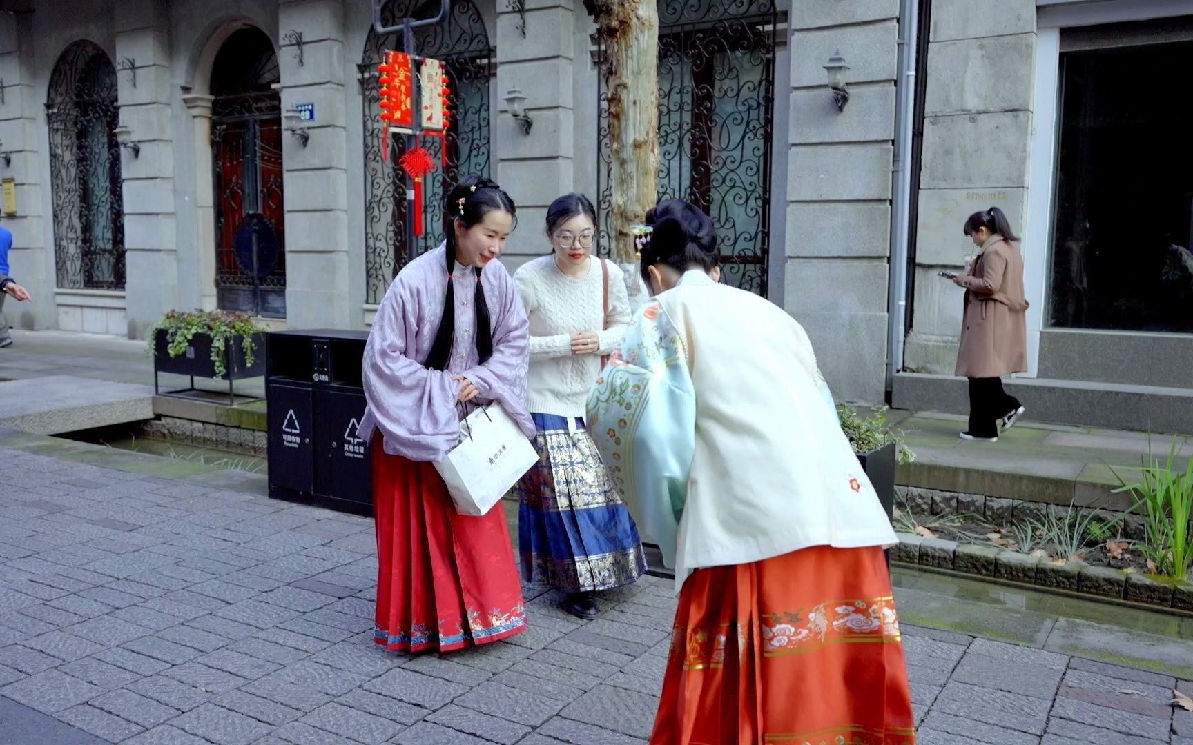 [图]中国传统礼仪文化并没有因为时代的更迭而缺失，见到穿汉服的同袍你会打招呼么？