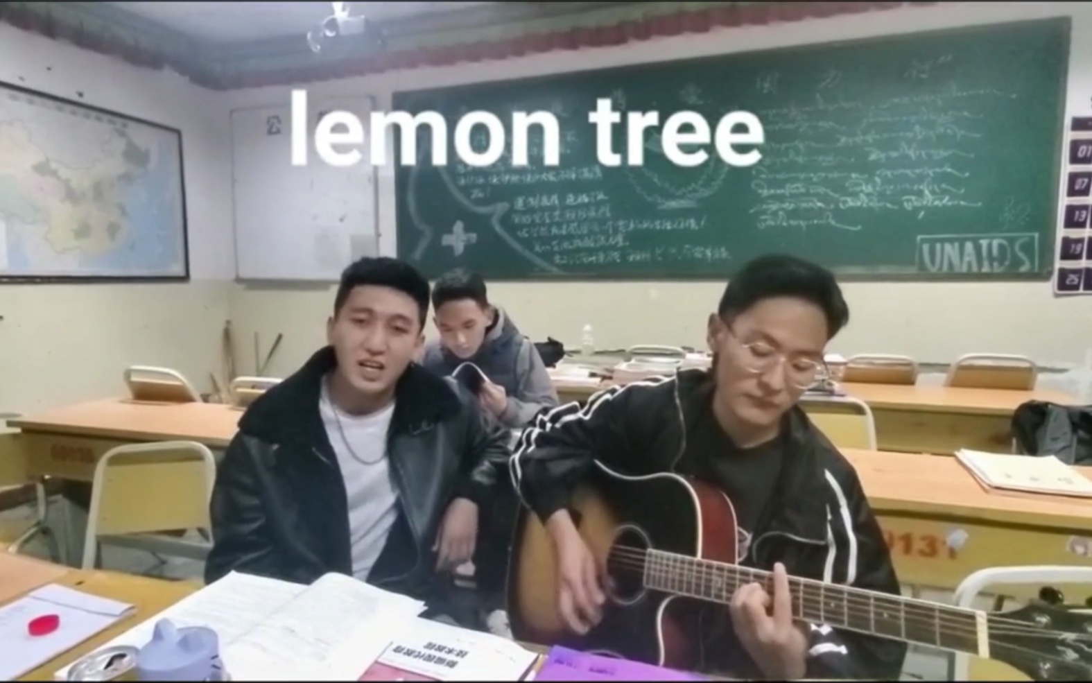 [图]两男生在教室里唱愚人的lemon tree后面看书的我只是凑个数你们继续！