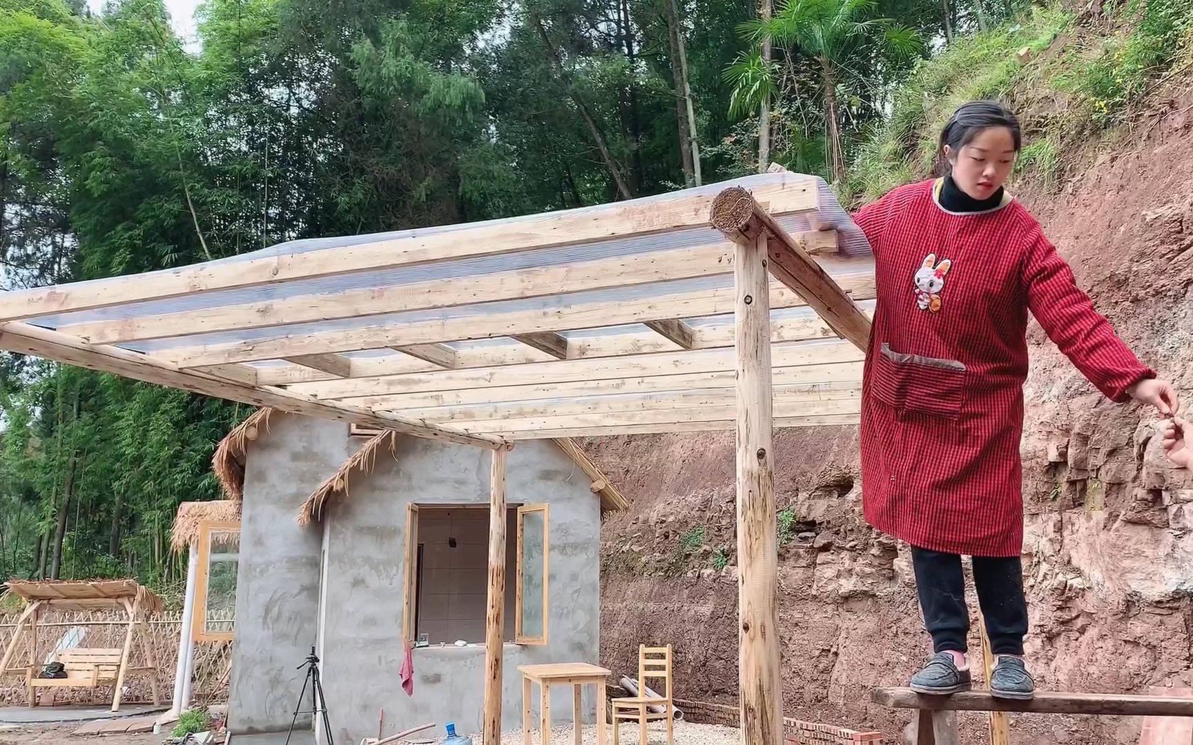 [图]在山里搭建茅屋凉亭养花种菜，跟世外桃源一样自给自足过田园生活