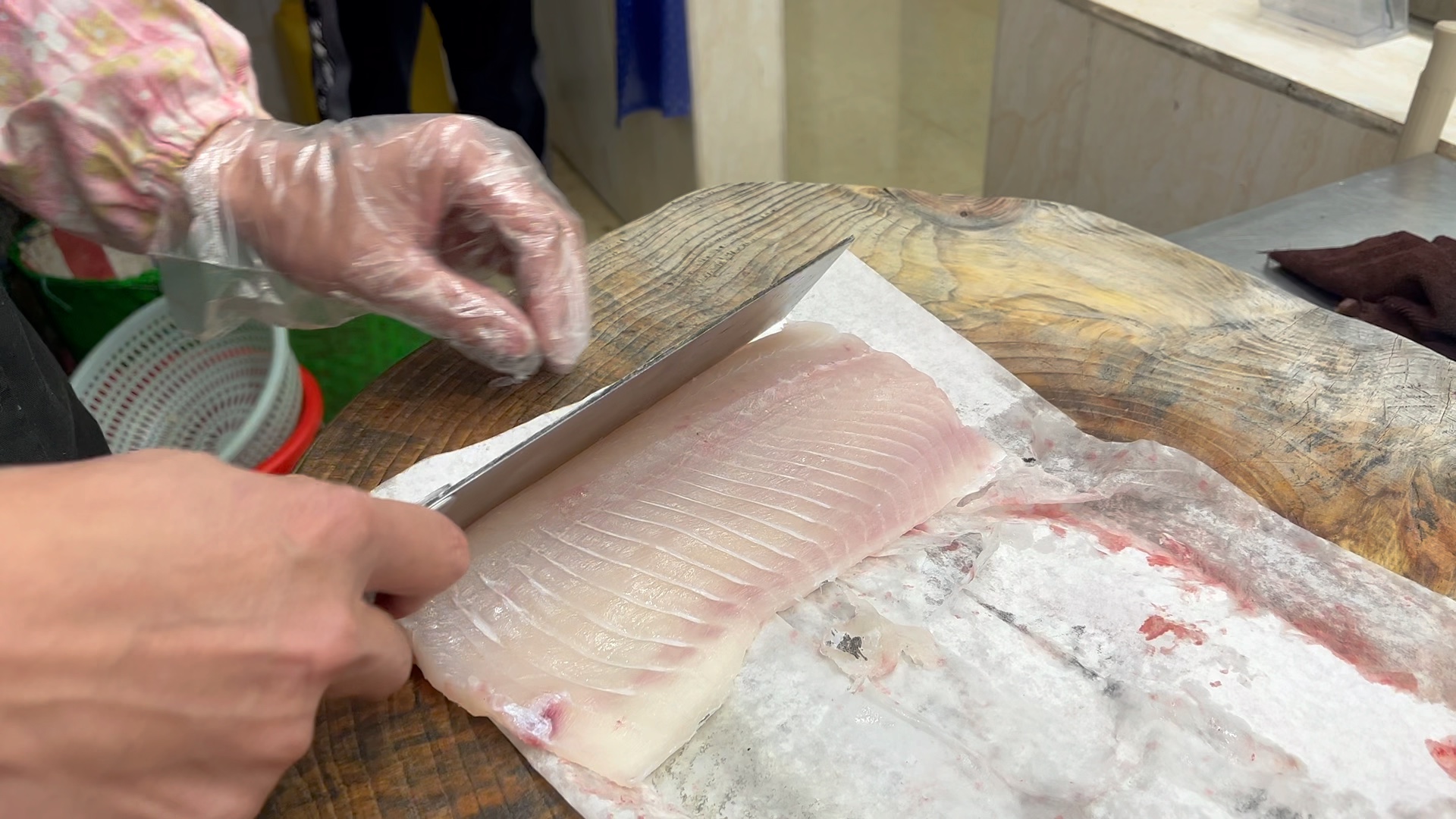 这个师傅的刀工有点牛,这个切横县鱼生的手法一般人学不来.