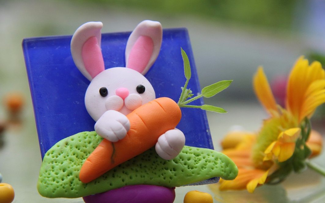 橡皮泥手工diy:大白兔爱吃胡萝卜,材料换成软陶粘土也可以哦