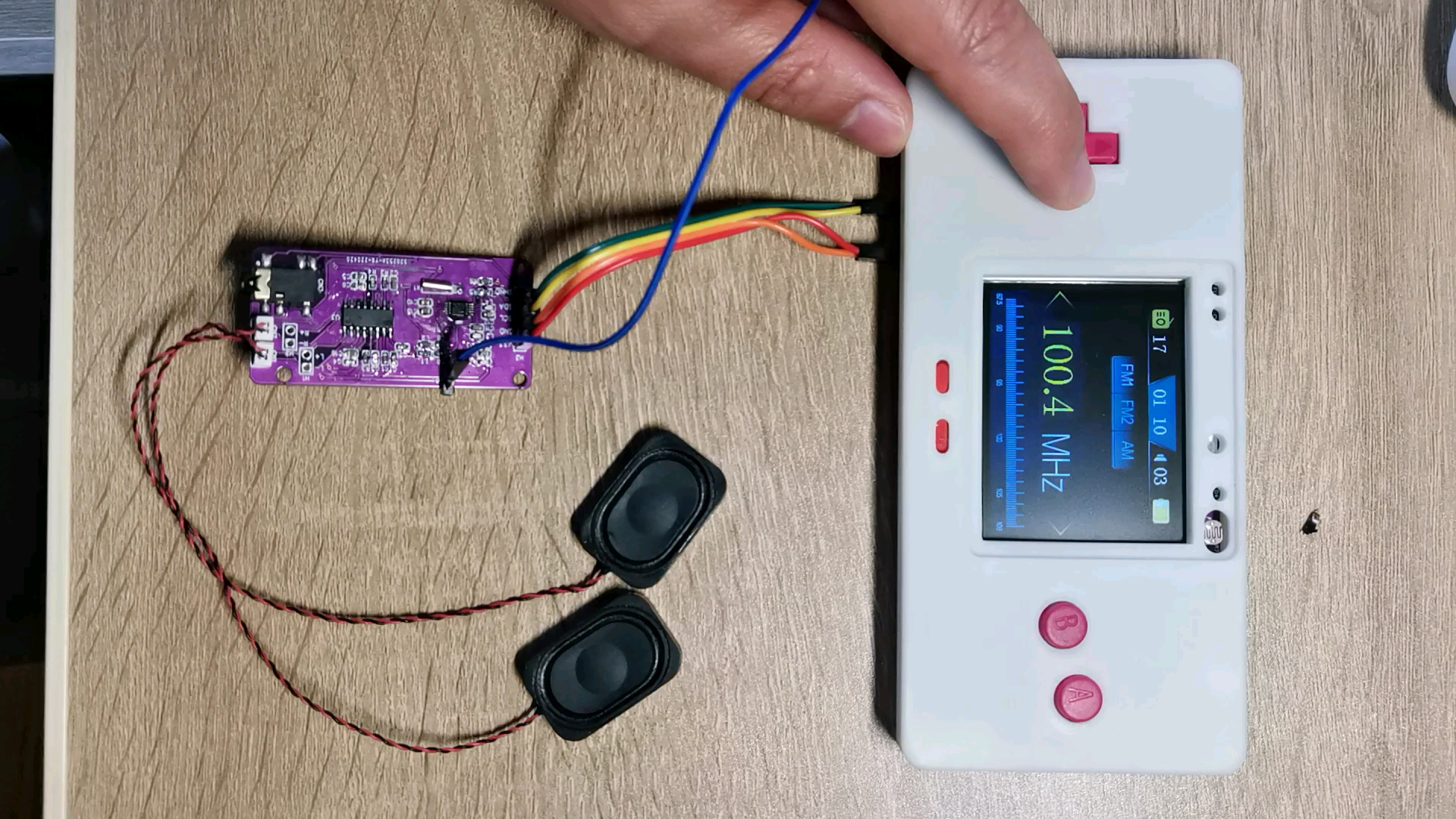 自制数字收音机,主控stm32f405,收音机芯片RDA5807M,支持全球频段FM50~115MHZ,支持耳机及外放,双3W功放.哔哩哔哩bilibili