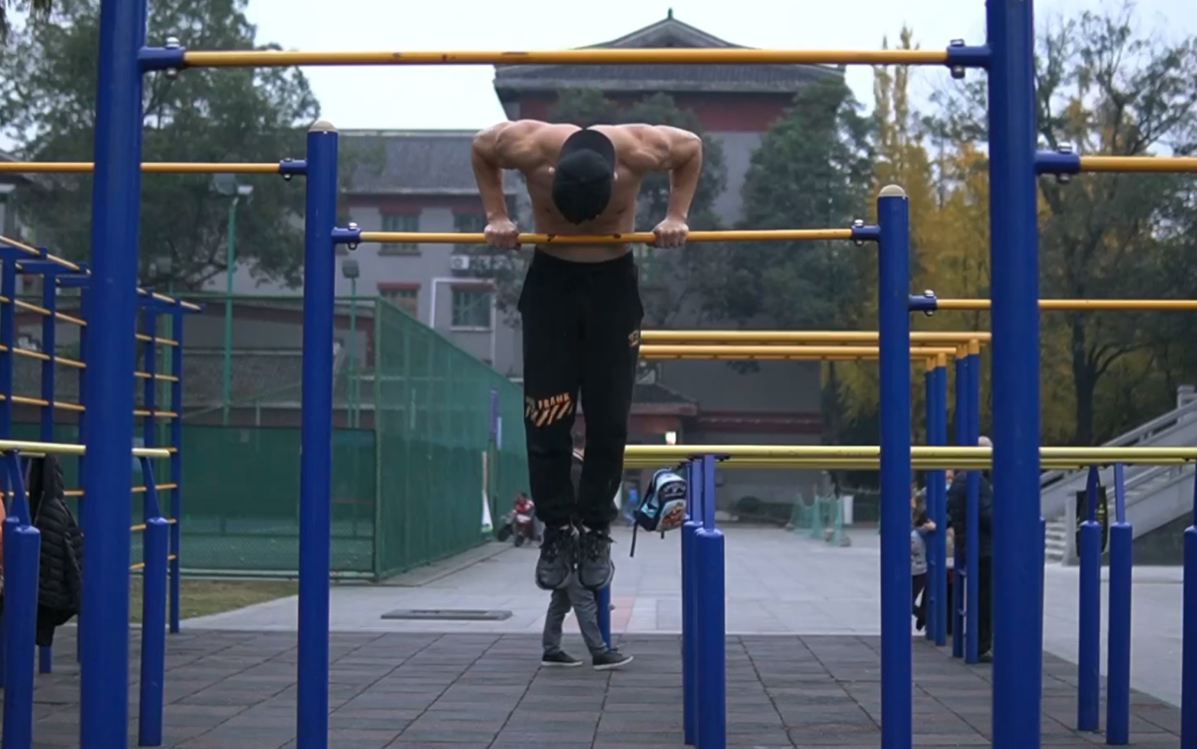 寒冷的冬季,对懒惰说不,简单的单杠训练感受肌肉的泵感!