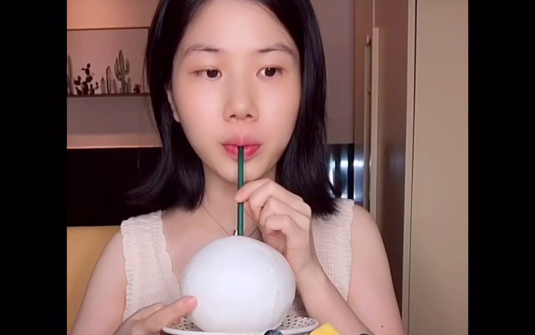 快手高质量吃播(嘉玲妹儿)吃椰子 拿破仑蛋糕 毛巾卷和5个口味的蛋黄