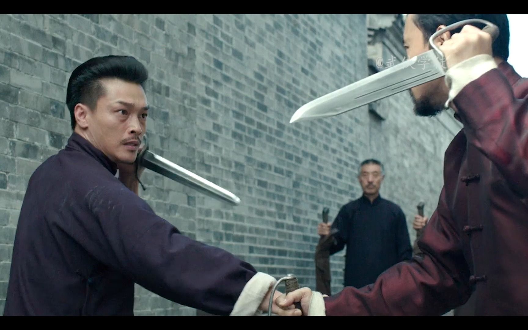 这是咏春的独门兵器八斩刀,小伙凭借"挟刀揉手"连破八家武馆
