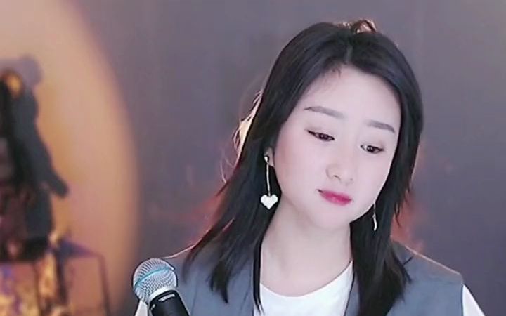 [图]落叶一片片，女主播演唱歌曲