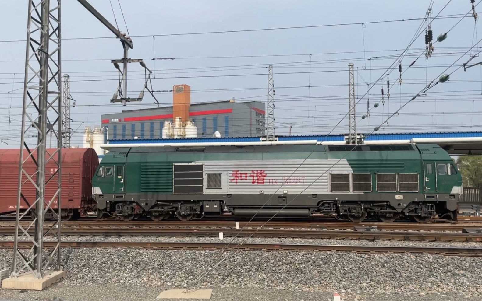 沈山线于洪站沈局苏段hxn30287牵引下行jsq6型凹底双层运输汽车专用车