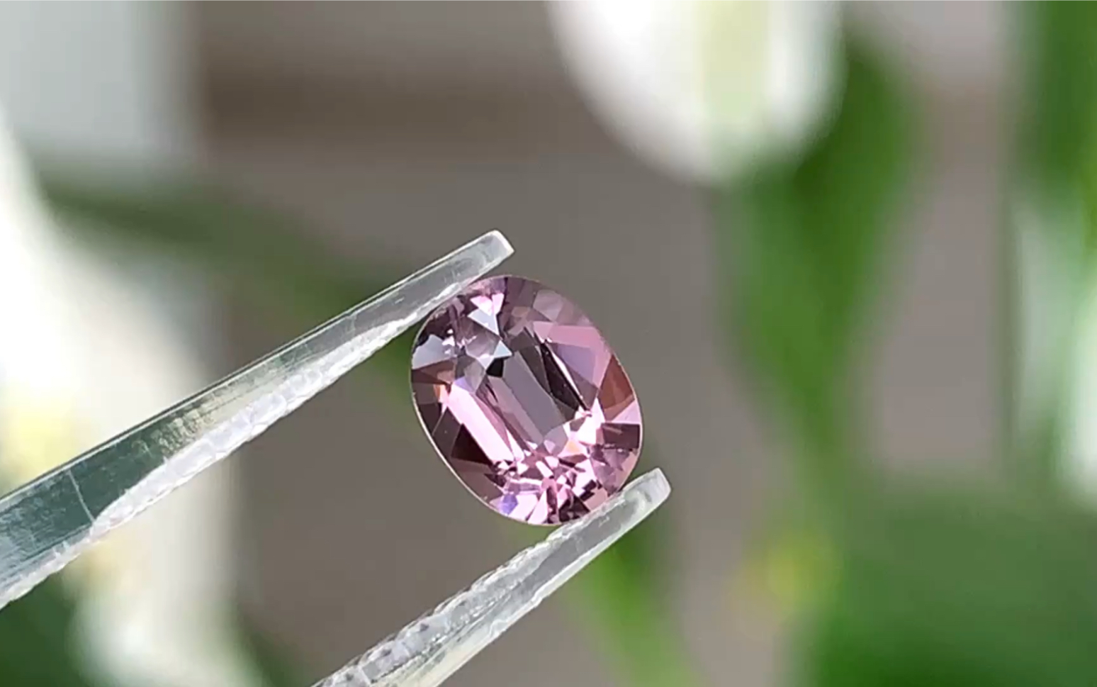 金属灰紫色尖晶石,火彩犀利璀璨