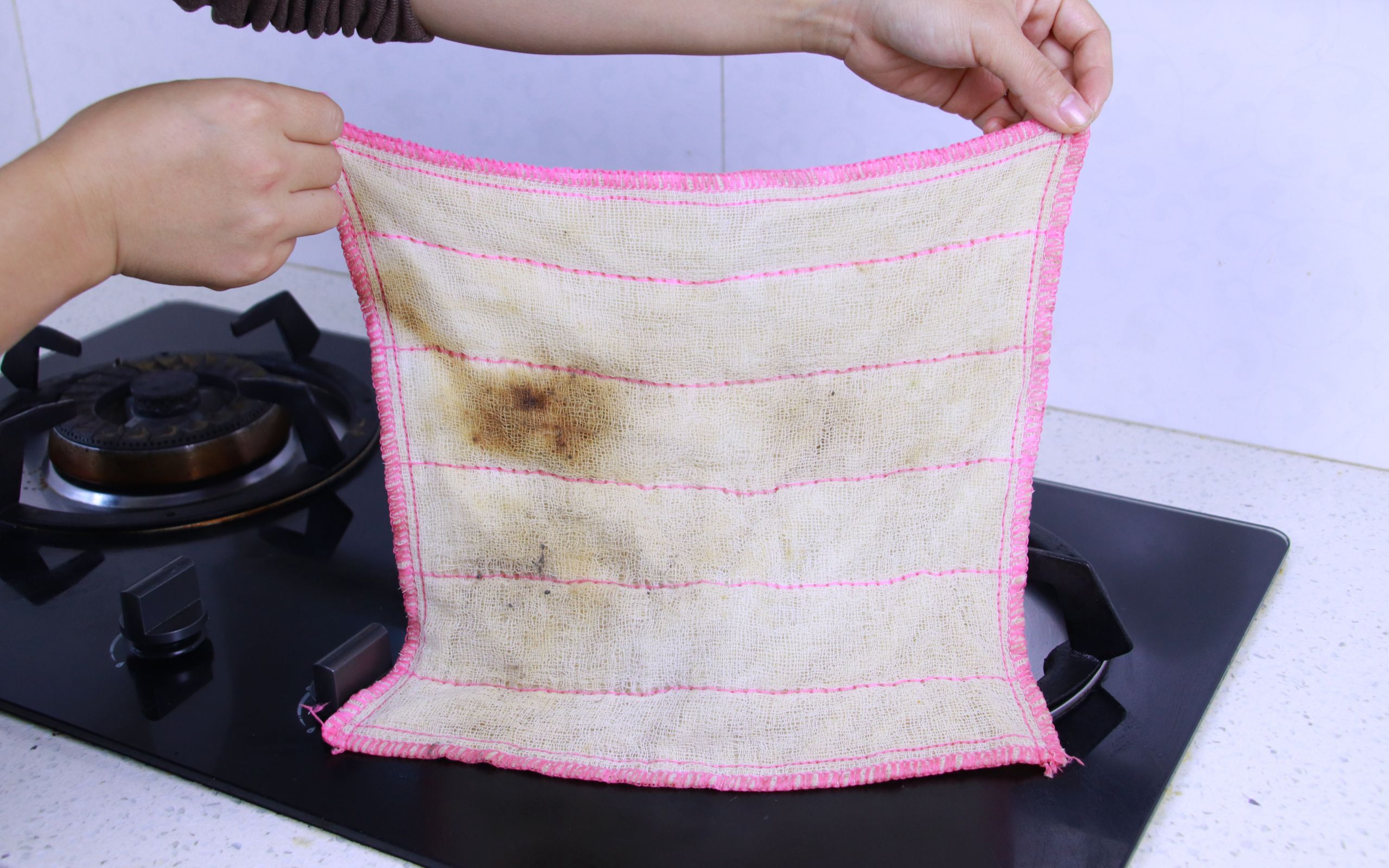 不管厨房抹布多脏多油,只要撒点它,不用手搓就能洁白如新