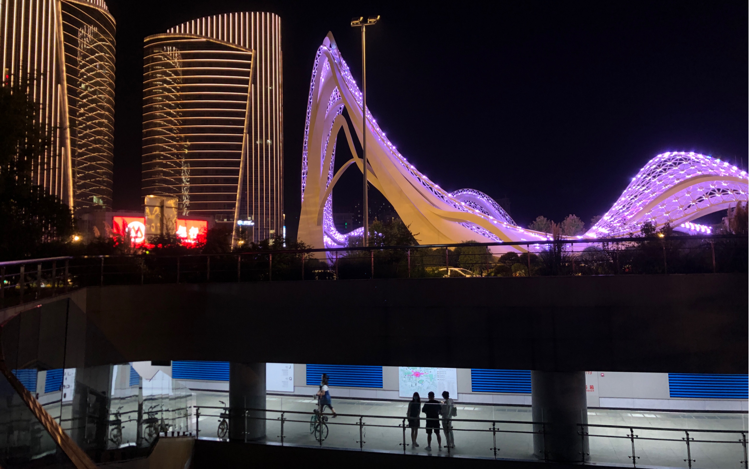 光谷广场夜景之人来人往