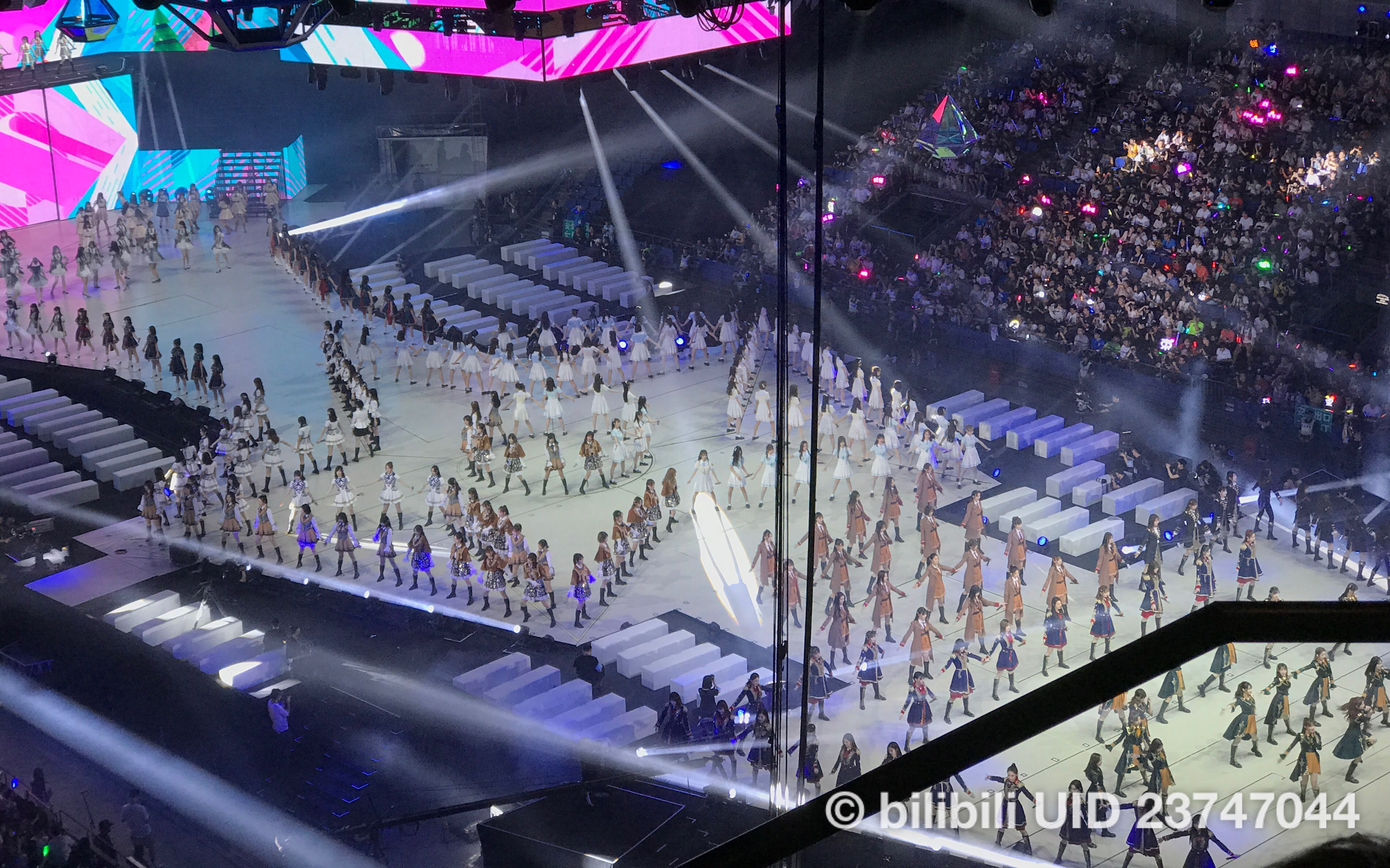 【snh48 group】山顶看303位少女偶像在舞台上同时跳舞会有怎样的震撼