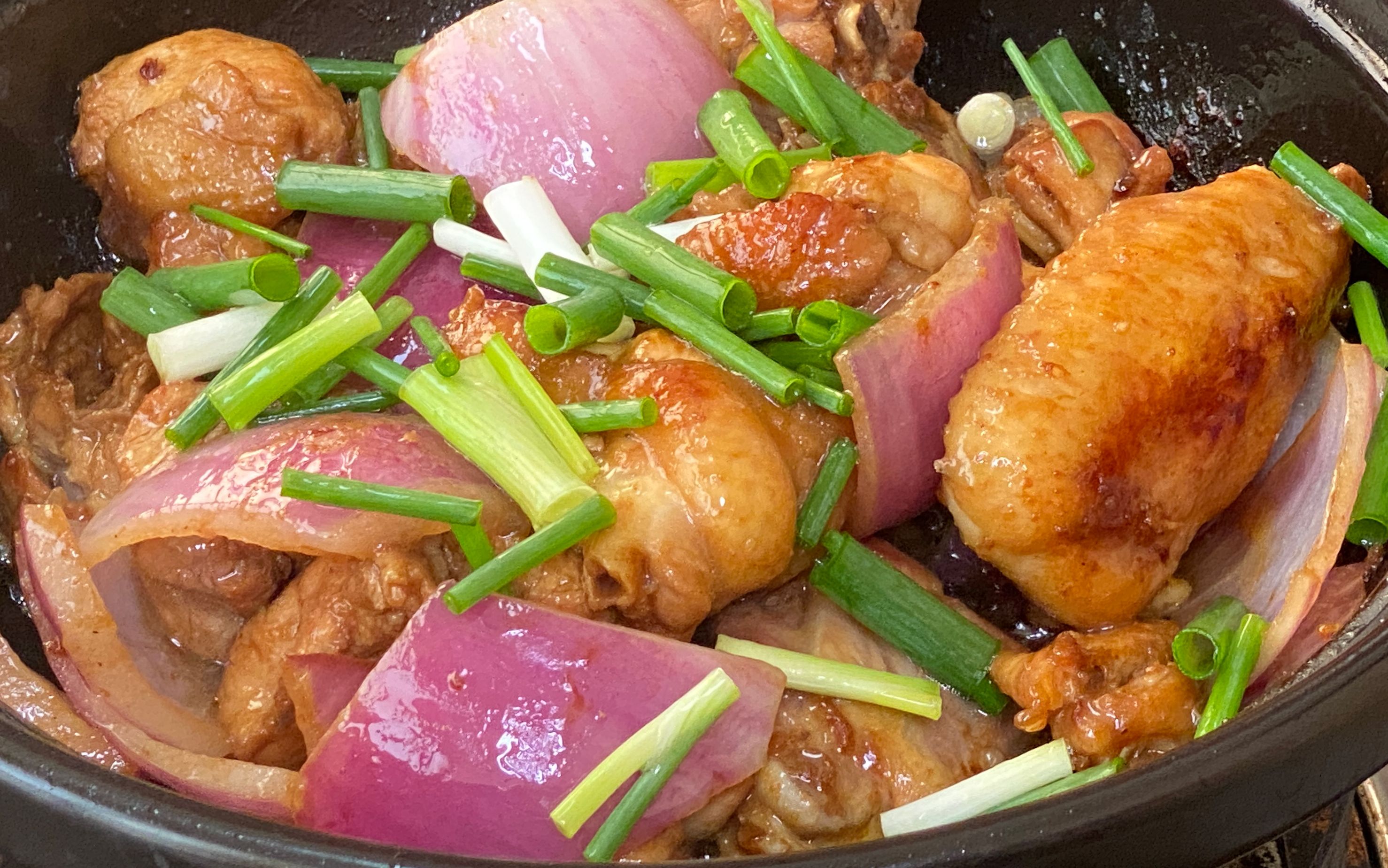 洋葱泡酒的功效与作用(洋葱泡酒:养生佳饮,祛湿健脾)