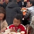 黑人中国女婿带老婆和混血孩子回湖南老家过年吃席，筷子都没用熟