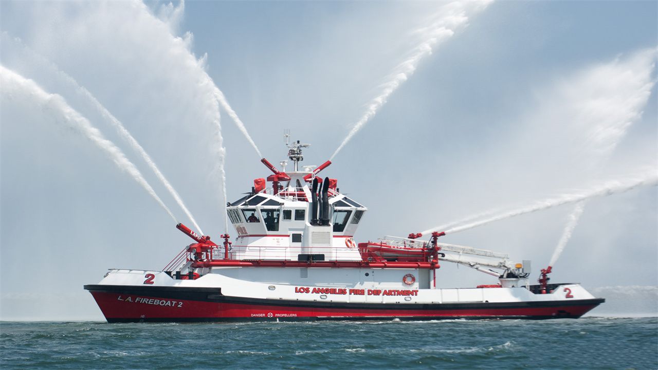 不可思议的海上消防船,一分钟喷射50方水,酷似水上喷泉