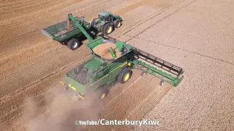 Скачать видео: John Deere X9 1100 - 收割小麦