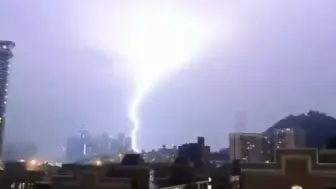 Скачать видео: 强雷雨夜袭深圳：92分钟打雷上千次 实拍“第一高楼”接闪电瞬间