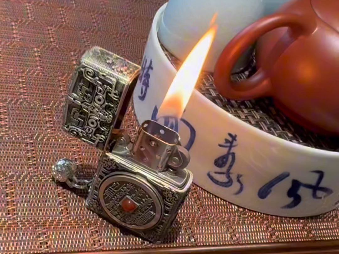 不得了啦?zippo燃起来啦!zippo打火机跳动的火焰哔哩哔哩bilibili