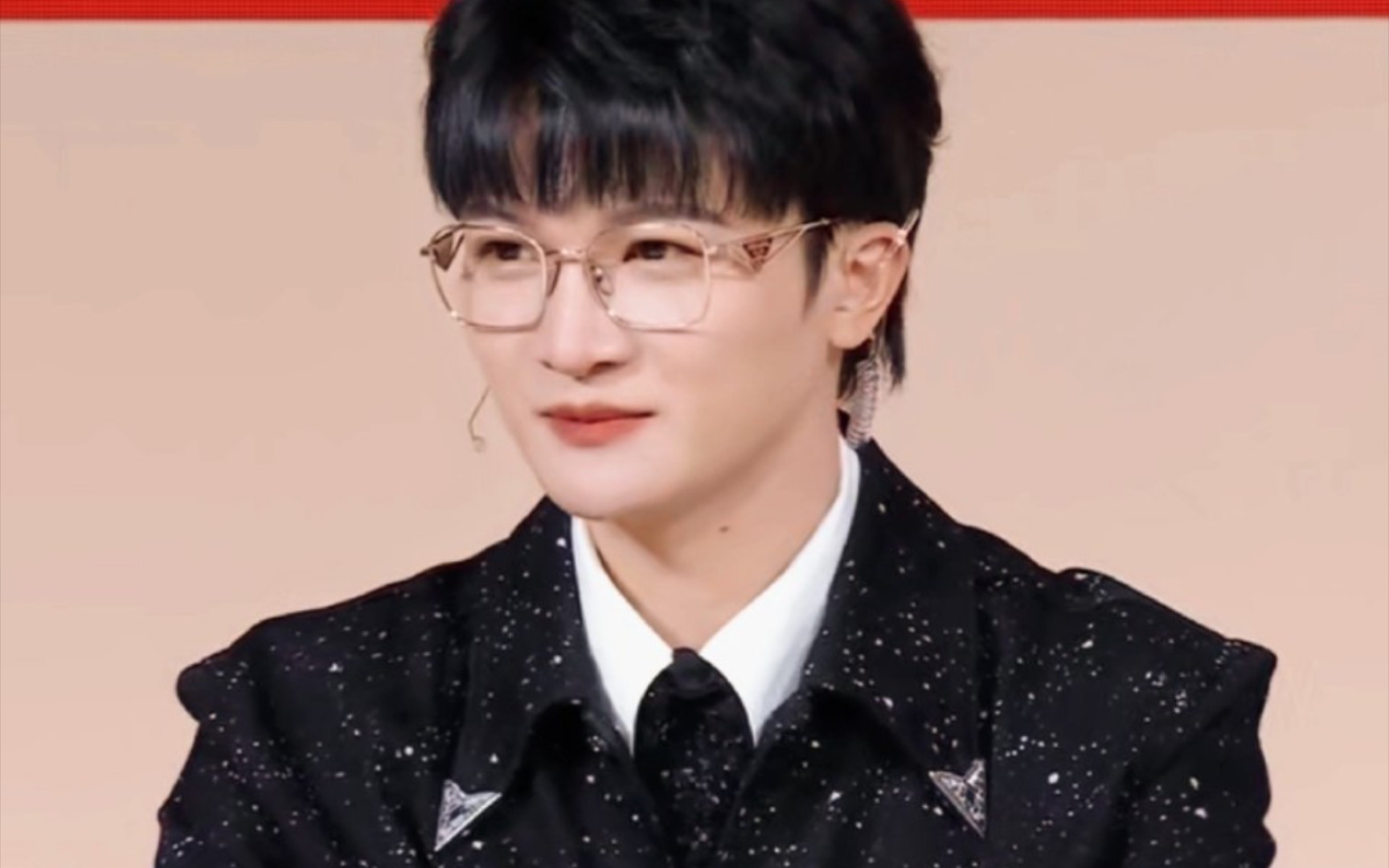 打电竞的周深!黑色 领带 眼镜 头戴麦~谁不迷糊!