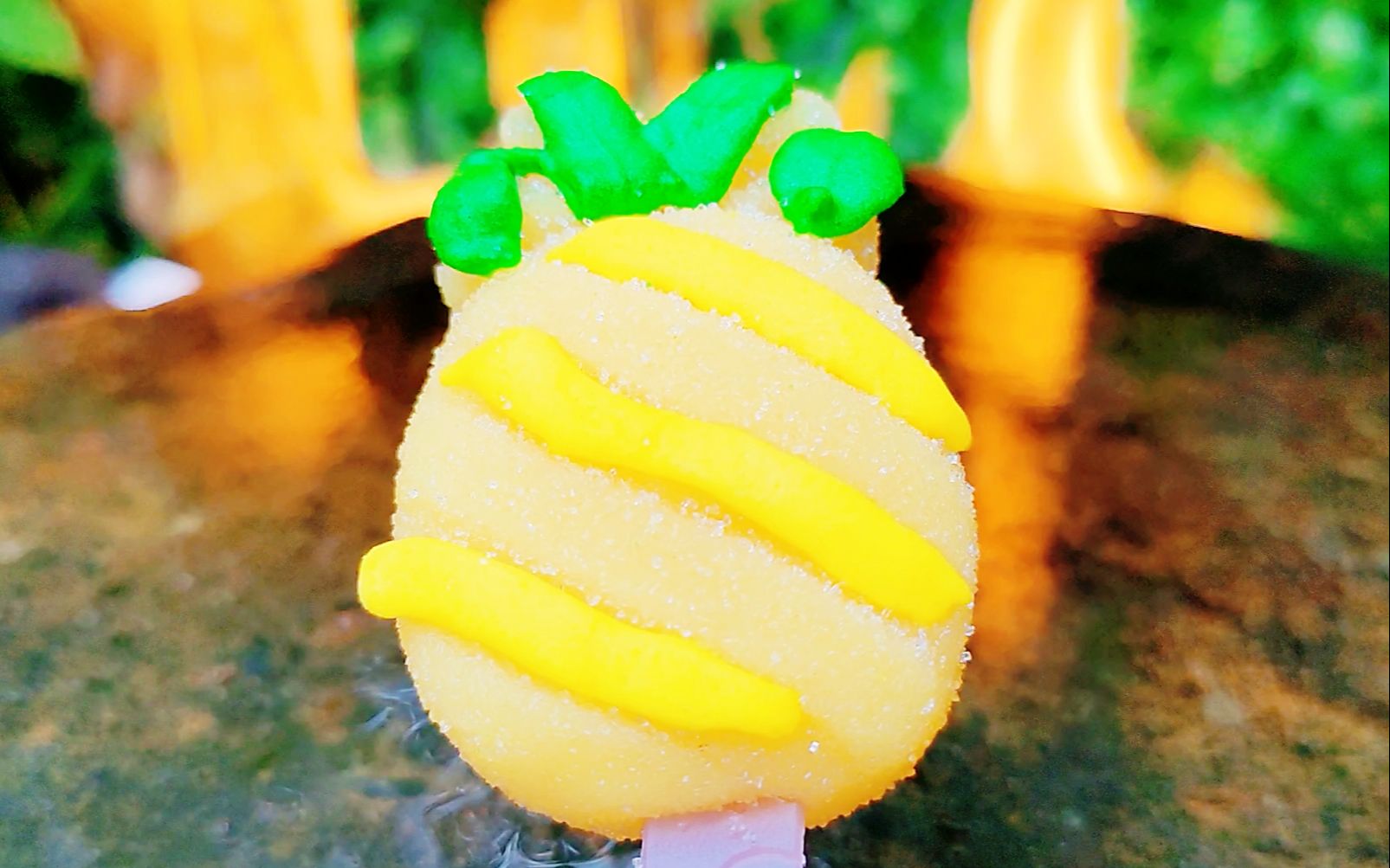 2块钱买个"菠萝"棒棒糖,放石头上烤,没想到烤的这么好吃