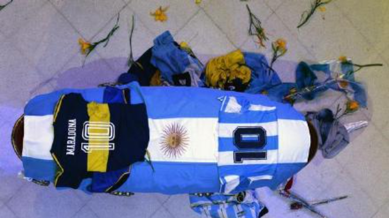 马拉多纳遗体告别仪式,棺椁覆盖了10号球衣了,球迷在现场泪别