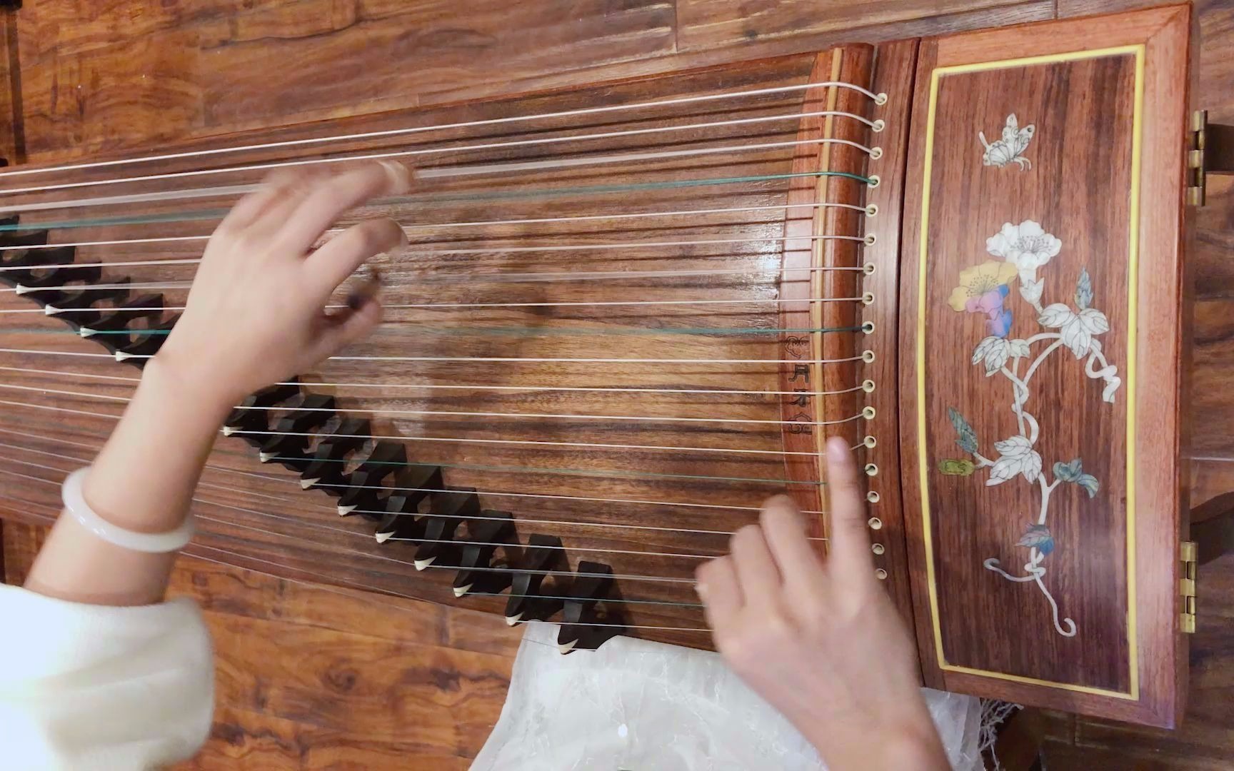 火遍全网的bgm《燕无歇》用古筝弹奏是什么样的感觉?