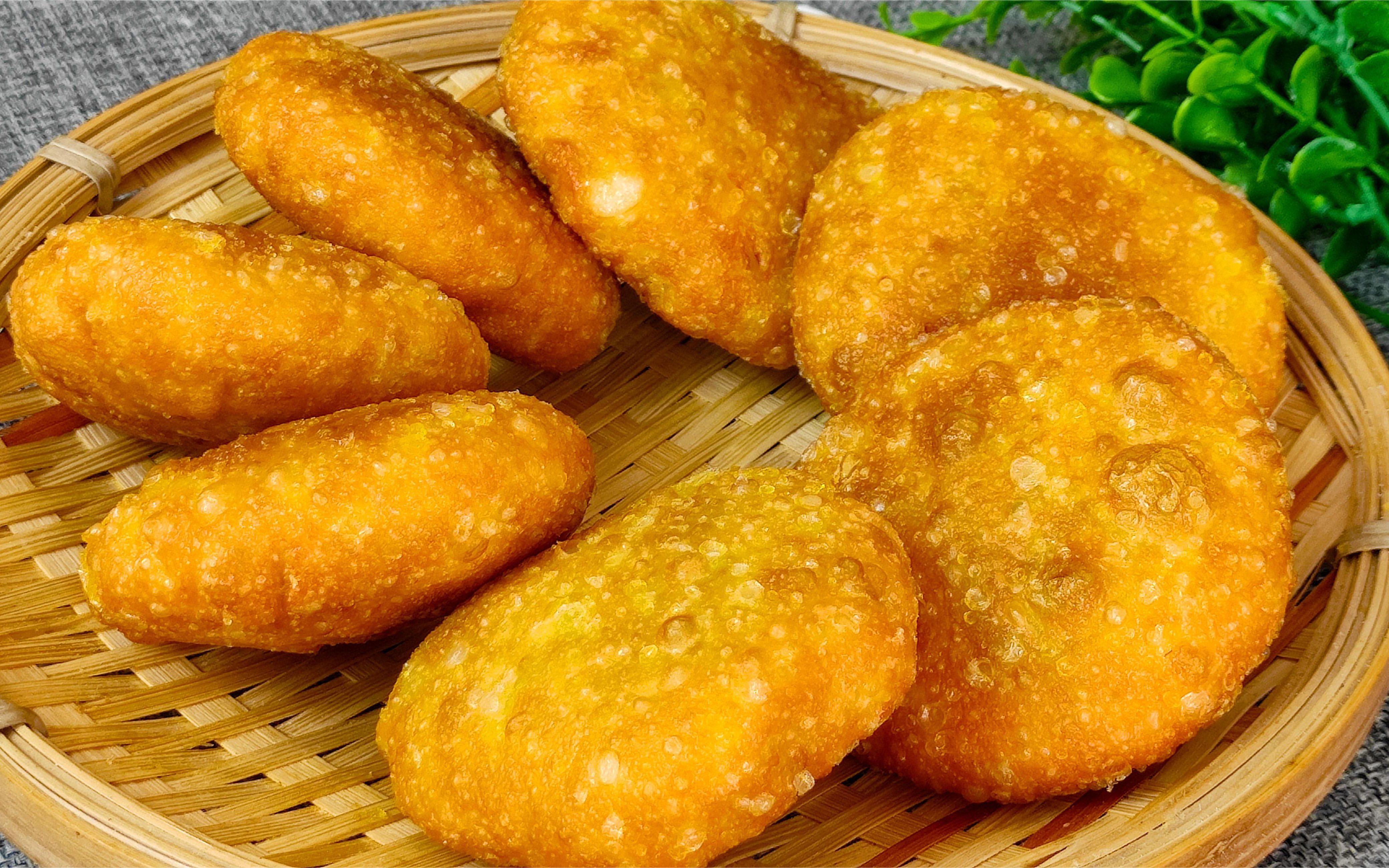 一斤面粉2斤水,教你在家轻松做炸糖糕,金黄酥脆个个空心不流糖