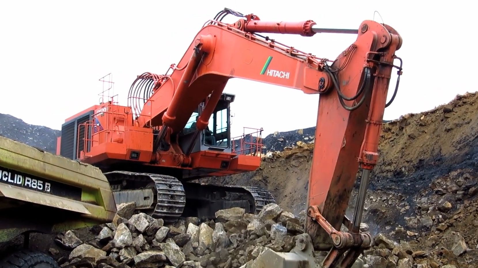 日立ex1200-5挖掘机施工装车